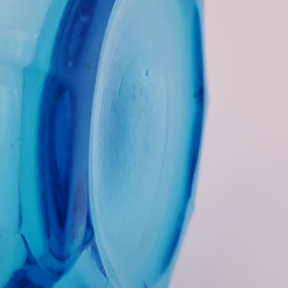 Vintage Tiara 9 Sided Blue Indiana Art Glass Vase 7 7/8" H UV Reactive GLOWS - Picture 9 of 11